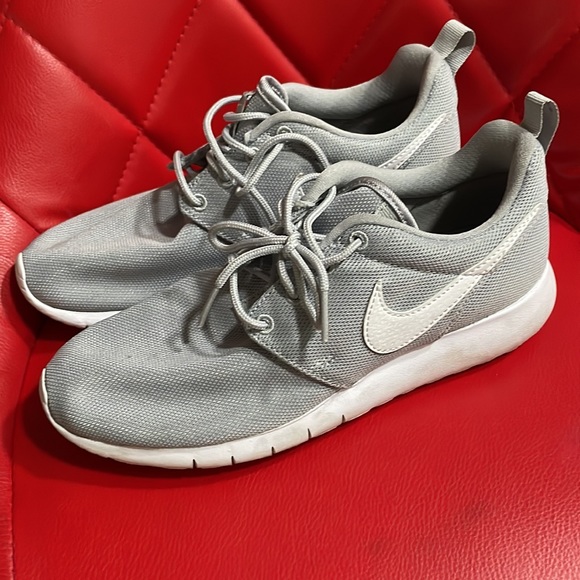 Nike Roshe One (GS) Wolf Gray White Running Youth Size 5Y - Picture 3 of 8